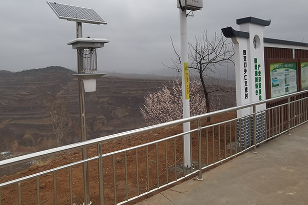 太陽能立桿式殺蟲燈圖片1